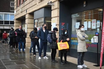 வரிசையில் நிற்கும் வேலை... வாயடைக்க வைத்த லண்டன் இளைஞரின் ஒருநாள் சம்பளம் இவ்வளவா?