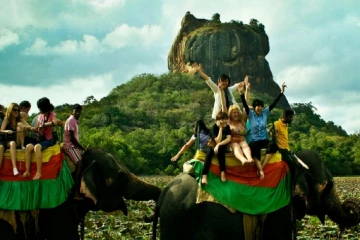 போர் சூழலுக்கு மத்தியில் இலங்கையில் குவிந்த வெளிநாட்டு பயணிகள்