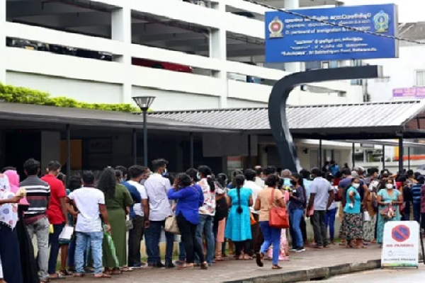 நாட்டை விட்டு வெளியேறும் இலங்கையர்கள் - வெளியான அதிர்ச்சிகர தகவல் | Sri Lankans Leaving The Country