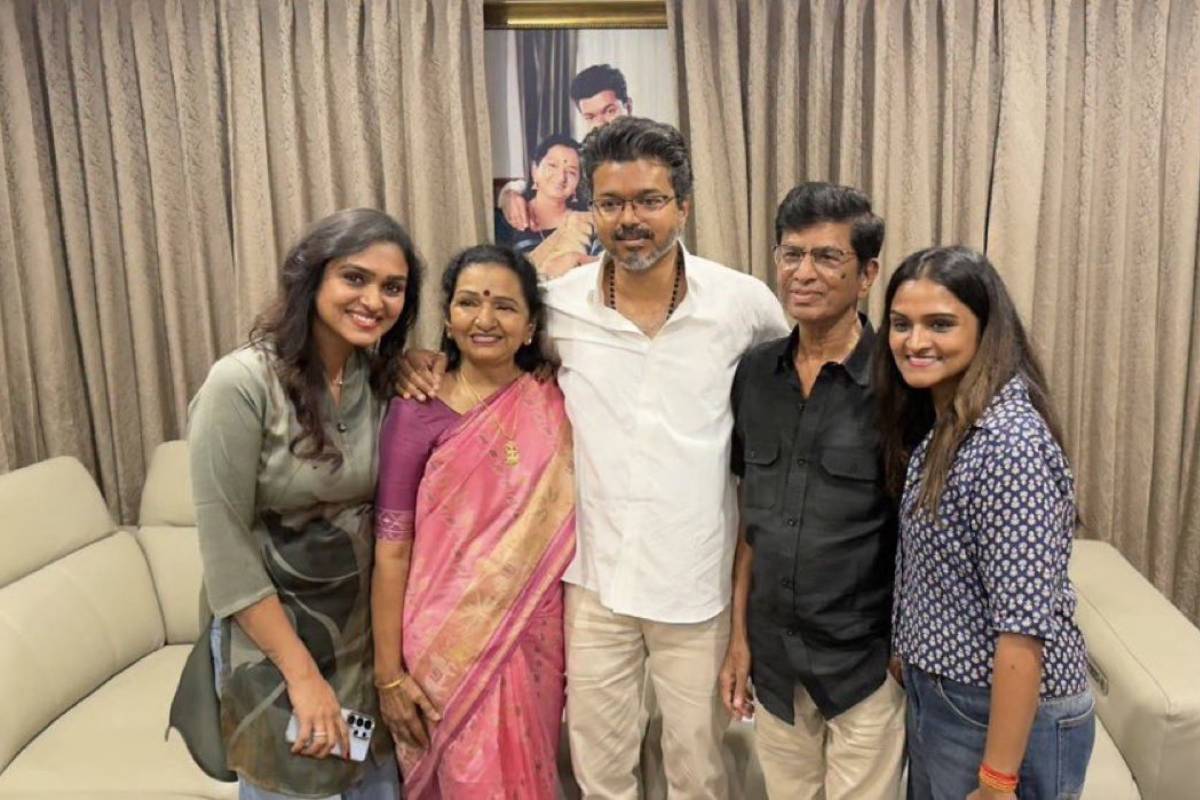 வரலாற்று வெற்றி பெற்ற தவெக - பெற்றோரிடம் ஆசி வாங்கிய விஜய் | Tvk Vijay Get Bless From Parents After Won