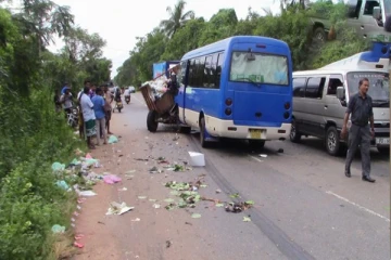 விபத்துக்குள்ளான புத்தளம் பிரதேச சபை ஊழியர்கள்