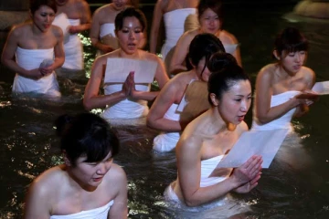 இப்படி ஒரு திருவிழாவா; ஆடையின்றி பங்கேற்கும் பெண்கள்; விநோத பழக்கவழக்கத்தால் ஆச்சர்யம்!