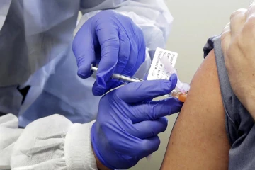 இரகசியமான முறையில் தடுப்பூசி! - இரு அரச அதிகாரிகள் பணி மாற்றம்