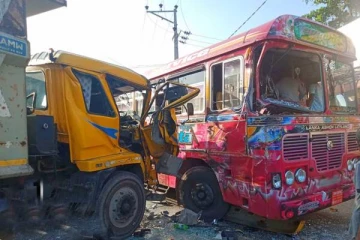 இன்று காலை இடம்பெற்ற கோர விபத்து; 12 பேரின் நிலை