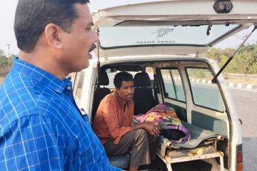 மனைவியின் சடலத்தை தோளில் சுமந்து சென்ற கணவன்! பழங்குடியின நபருக்கு நேர்ந்த அவலம்