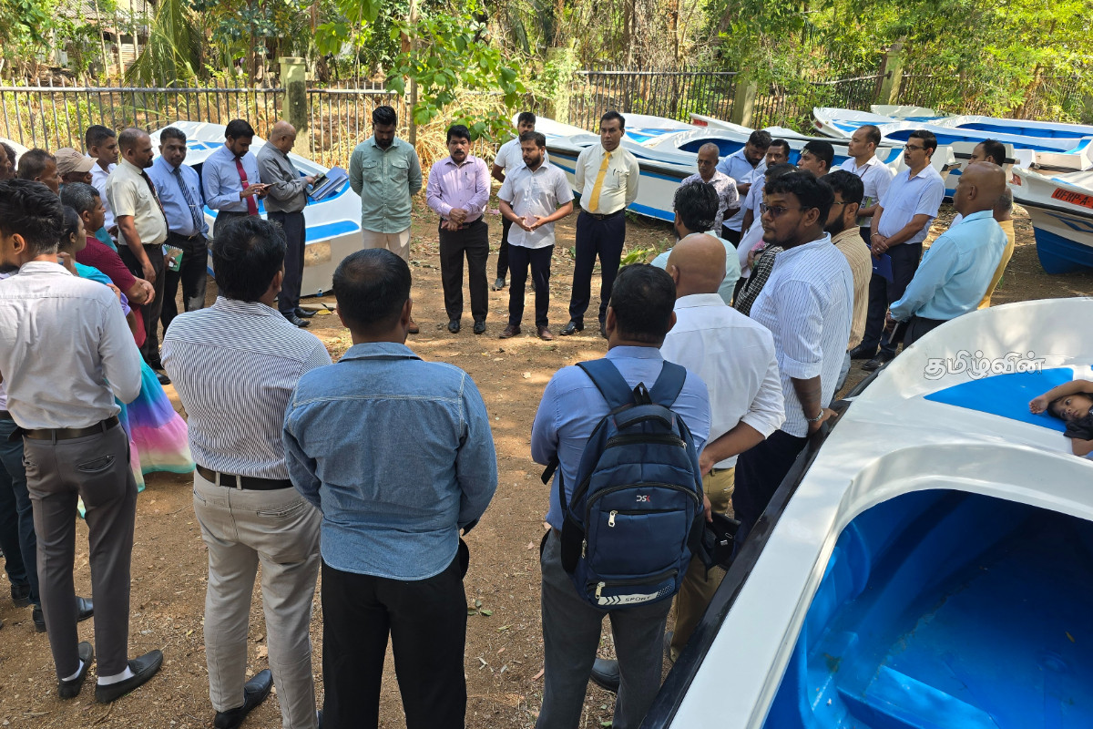 திருகோணமலை மாவட்ட கடற்றொழிலாளர்களுக்கு 10 இயந்திர படகுகள் வழங்கி வைப்பு | 10 Boats Donated To Trincomalee Fishermen