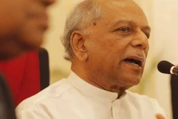 තවත් දේශපාලන ප්‍රබලයෙක්ගේ ගෙදරකට පහර දීලා..