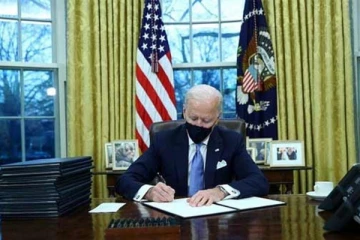 ட்ரம்பின் கொள்கை முடிவுகளை தலைகீழாக மாற்றிய பைடன்!