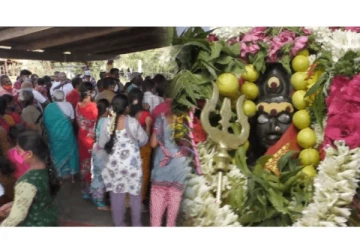 ‘அம்மன்’ கண் திறந்ததாக அலை, அலையாக திரண்ட மக்கள்கூட்டம் - அம்மனுடன் செல்ஃபி எடுத்த பக்தர்கள்!