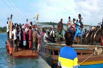 தொழிலாளிகளை ஏற்றாமல் செல்லும் பாதைப் படகு: பயணிகள் குற்றச்சாட்டு