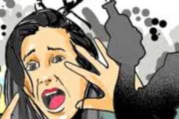 උසස් පෙළ ලිවිමට යන අතරතුර අපේක්ෂිකාවකට ඇසිඩ් ප්‍රහාරයක් - තුන් දෙනෙක් රෝහල්ගත කරයි..