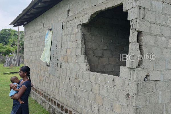 அதிகாலைவேளை வீட்டிற்குள் புகுந்த யானை : மயிரிழையில் உயிர்தப்பிய வீட்டு உரிமையாளர் | Elephant Entered The House In The Early Morning