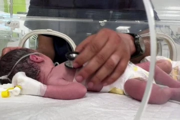 இஸ்ரேலின் தாக்குதலில் உயிரிழந்த கர்ப்பிணி; வயிற்றில் உயிருடன் இருந்த குழந்தை