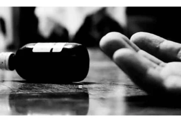 ஒரே குடும்பத்தை சேர்ந்த 4 பேர் விஷம் குடித்து தற்கொலை முயற்சி - ஆபத்தான நிலையில் மருத்துவமனையில் அனுமதி