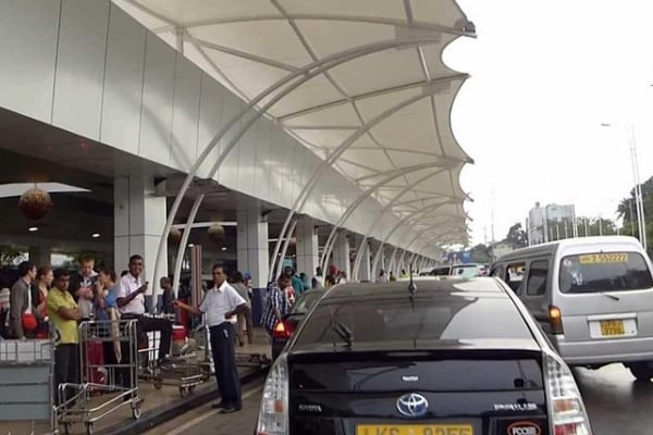 வெளிநாட்டிலிருந்து வந்த பொலிஸ் அதிகாரிக்கு கொழும்பில் அதிர்ச்சி கொடுத்த நபர் | Taxi Driver Theft Kuwait Police Officer S Bag