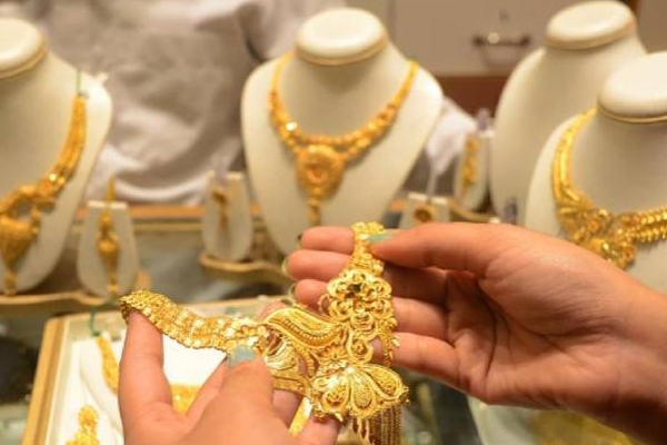 இலங்கையில் ஏறியிறங்கும் தங்க விலை; வாங்கலாமா வேண்டாமா யோசனையில் மக்கள்! | Rising Gold Prices In Sri Lanka People Wondering