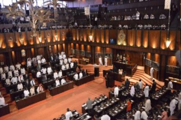 சூடுபிடித்த வாக்குவாதம் - கட்டுப்படுத்த முடியாமல் 10 நிமிடங்களுக்கு ஒத்திவைக்கப்பட்டது நாடாளுமன்றம்