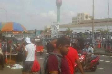 கொழும்பில் திடீரென ஒன்றுகூடிய பெருந்திரளான மக்கள் (Video)