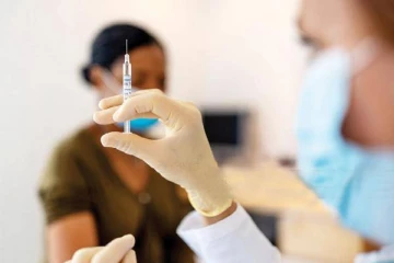 கொரோனா தடுப்பூசி செலுத்திகொண்ட பெண் அதிர்ச்சி மரணம்! காரணம் இதுவா?