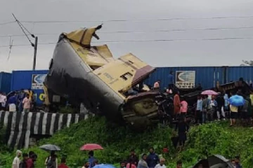 மேற்கு வங்காளத்தில் ரயில்கள் மோதல்: தூக்கி வீசப்பட்ட பெட்டியில் சிக்கிய 7 பயணிகள் பலி!