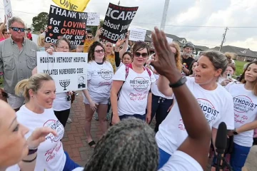 தடுப்பூசி போட்டுக்கொள்ள மறுத்தால் மருத்துவமனை வேலை போய்விடும்... தீர்ப்பளித்துள்ள அமெரிக்க நீதிபதி