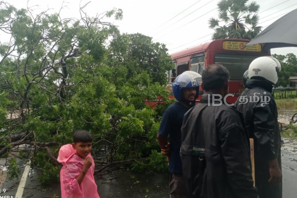 கனமழையால் மூழ்கிய வீதி - சிரமத்தில் மத்தியில் பாடசாலை சென்ற மாணவர்கள் | Today Weather Report Tamil Dept Of Meteorology கனமழையால் மூழ்கிய வீதி - சிரமத்தில் மத்தியில் பாடசாலை சென்ற மாணவர்கள் | Today Weather Report Tamil Dept Of Meteorology
