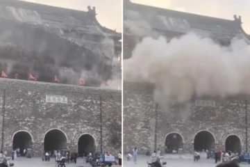 சீனாவில் 650 ஆண்டுகள் பழமையான கோபுரம் இடிந்து வீழ்ந்தது; பயணிகள் அலறியடித்து ஓட்டம்