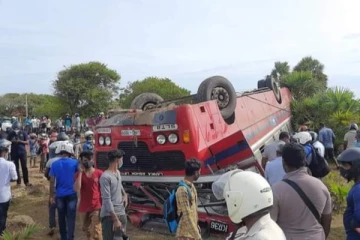யாழில் சாரதியின் அசமந்தப்போக்கால் குடைசாய்ந்த அரச பேருந்து- ஆபத்தான நிலையில் பலர்!