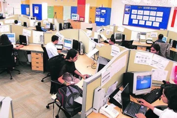 ஊழியர்களின் ஓய்வு பெறும் வயதை 60 ஆக உயர்த்தும் சட்டமூலம் நிறைவேற்றம்