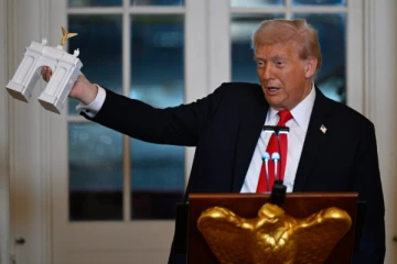 ballroom கட்ட பணம் கொடுத்தவர்களுக்கு டிரம்ப் விருந்து !