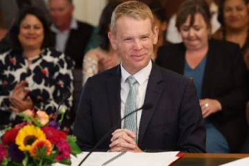 நியூசிலாந்தின் புதிய பிரதமராக கிறிஸ் ஹிப்கின்ஸ் பதவியேற்றார்