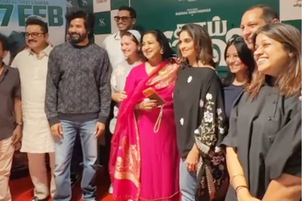 சிவகார்த்திகேயனை எனக்கு தெரியாது!! ராதிகா கேட்டதும் சட்டென பதிலளித்த நடிகை ஷாலினி..வீடியோ.. | Thaai Kizhavi Premiere Radhika And Shalini S Fun