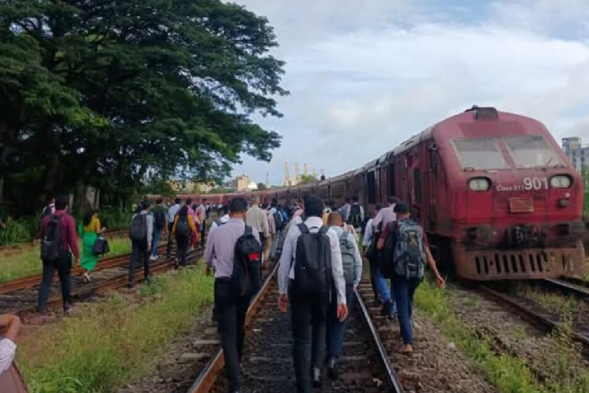 கொழும்பு கோட்டையில் தடம் புரண்ட ரயில் ; பல ரயில் சேவை தாமதம் | Train Derails At Colombo Fort Multiple Delayed கொழும்பு கோட்டையில் தடம் புரண்ட ரயில் ; பல ரயில் சேவை தாமதம் | Train Derails At Colombo Fort Multiple Delayed
