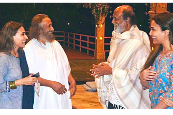 மகள்களுடன் பிரபல ஆன்மீக குருவை நேரில் சந்தித்த நடிகர் ரஜினிகாந்த்.. வெளியான புகைப்படம் | Rajini With His Daughters To See Ravishankar