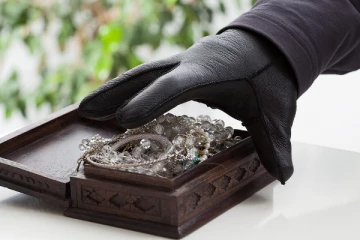 சங்கானையில் நகை திருட்டு : பொலிஸார் தீவிர விசாரணை