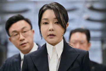 தென் கொரியாவின் முன்னாள் ஜனாதிபதியின் மனைவி மீது ஊழல் குற்றச்சாட்டு!