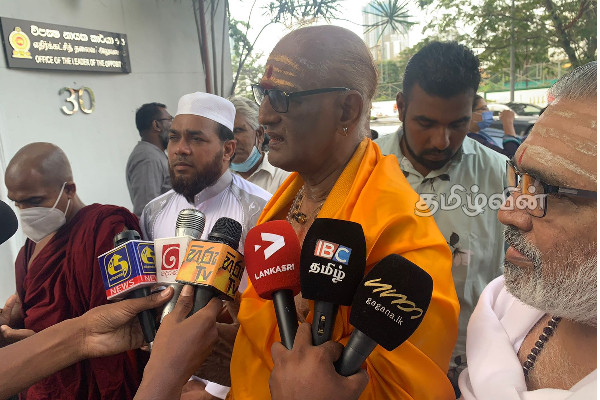 அரசாங்கத்தின் நடவடிக்கைக்கு எதிர்ப்பு: எதிர்கட்சி தலைவரை நாடிச் செல்லும் சமூக அமைப்பினர்(Photos) | Social Organizations Leader Against Government