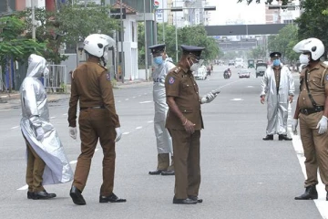 துப்பாக்கி தோட்டாக்களுடன் வசமாக சிக்கிய ஐவர்