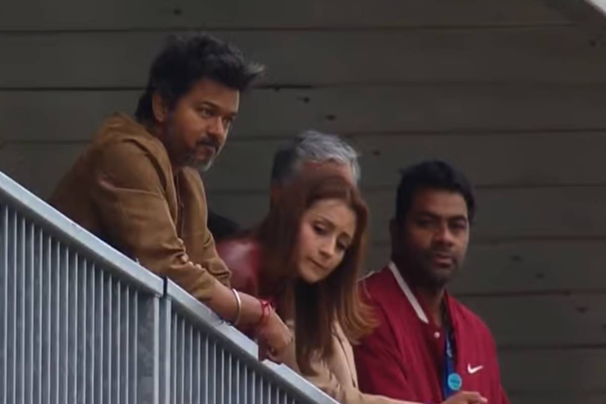முதலமைச்சர் விஜய் கார் ரேஸை பார்த்து ரசித்து கொண்டிருந்த போது, திடீரென என்ட்ரி கொடுத்த திரிஷா | Trisha Enjoyed Ajith S Car Race Alongside Vijay