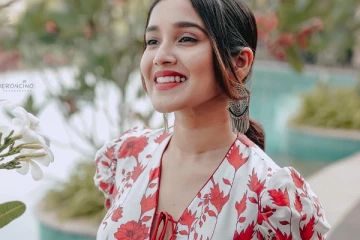 நீச்சல் குளம் அருகே ஒய்யார போஸ் கொடுத்த அனிகா