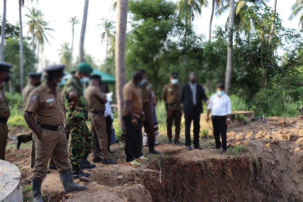 புதையல் தோண்ட முற்பட்ட மூவர் கைது! | Three Arrested For Digging Treasure