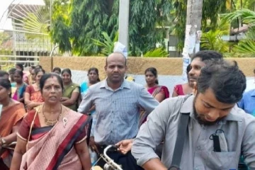 யாழில் வீதிக்கு இறங்கிய   பாடசாலை ஆசிரியர்கள்
