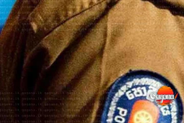 පුටුවක වාඩිකරලා පොලිස් නිලධාරියෙක්ට 25 දෙනෙක් පහරදීලා - පහරදුන් වීඩියෝවත් සමාජ මාධ්‍යයට දාලා