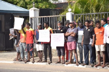 மன்னார் நகர சபை சுத்திகரிப்பு பணியாளர்கள் போராட்டம்(Video)
