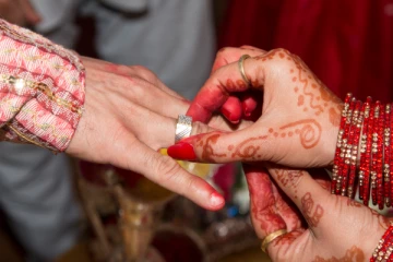 தனது மகளுக்கு நிச்சயிக்கப்பட்ட மாப்பிள்ளையுடன் மாமியார் ஓட்டம்