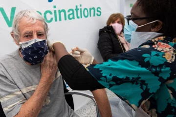 ஒரே நாளில் 600,000 தடுப்பூசிகளை செலுத்தி பிரித்தானிய அரசு சாதனை