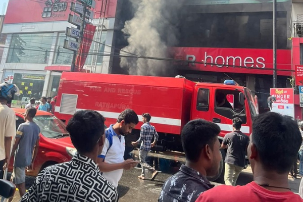 இரு வர்த்தக நிலையங்களில் திடீரென பரவிய தீயால் பரபரப்பு | Fire Breaks Out At Two Stores In Ratnapura