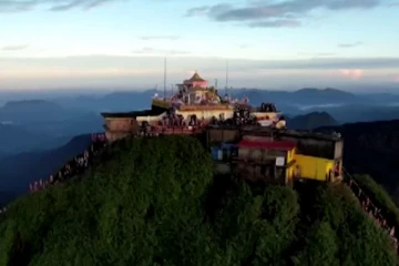 சிவனொளிபாதமலைக்கு சென்ற  யாத்திரிகர்;  தனக்கு தானே தீவைத்ததால் பரபரப்பு