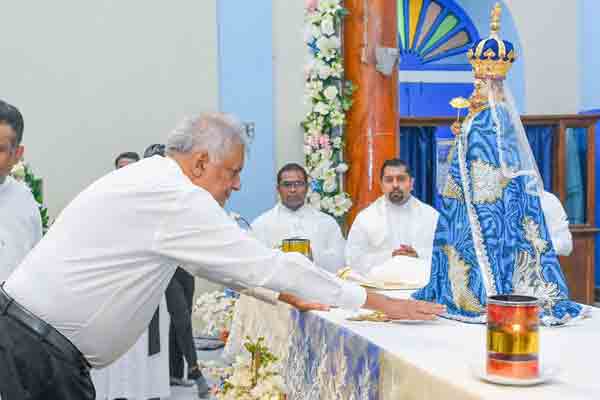 மடு அன்னை திருவிழாவில் பங்கேற்ற ஜனாதிபதி! | President Who Participated In Madu Annai Festival