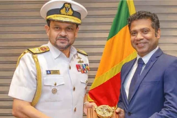 නාවික හමුදාපති හා සෞඛ්‍ය හා ජනමාධ්‍ය ඇමති අතර නිල හමුවක්